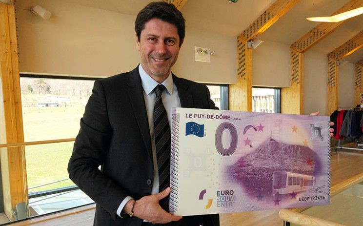 Richard Faille so zväčšenou euro souvenir bankovkou